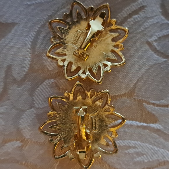 Trifari goldtonepink lucite clip on earrings never worn pristine condition retro - Picture 2 of 2